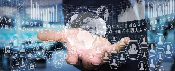 圖形設計師在黑暗工作室中利用觸摸屏面板制作草圖